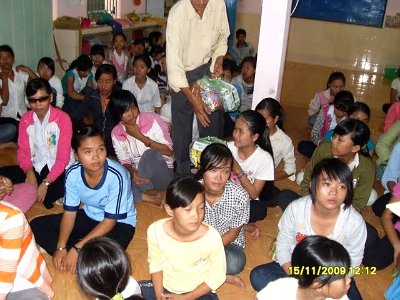 VinhLong students receiving gifts2